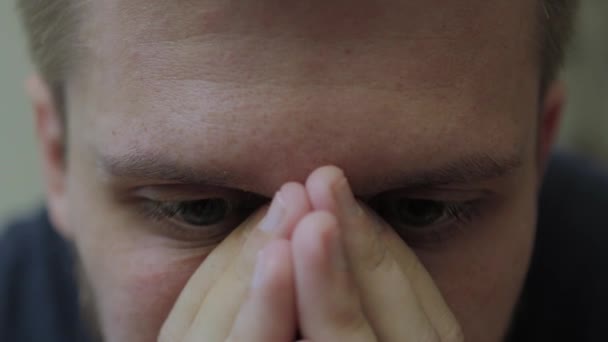 Acercamiento de los ojos y las manos del hombre cubriendo la nariz . — Vídeos de Stock