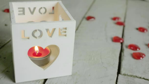Fener Aşkı Metin Üstünde Ile Kırmızı Mum Yakın Çekim Sevgililer — Stok video