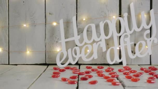 Медленный Слайд Снимок Счастливо Счастливо Красными Сердцами Вокруг День Святого — стоковое видео