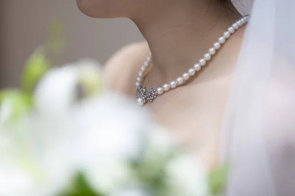 Bir buketle bir gelinin yakınına.