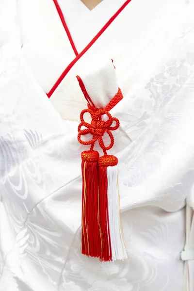 Kırmızı kurdeleli beyaz hediye kutusu