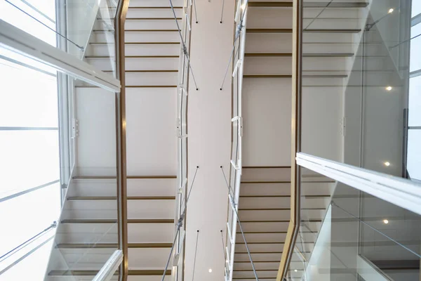 Modern bir binada merdiven.