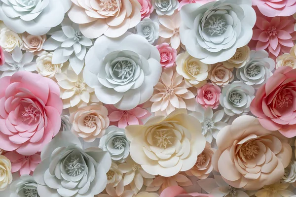 Ahşap arka planda pembe güller