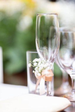 Masada bir kadeh şampanya.