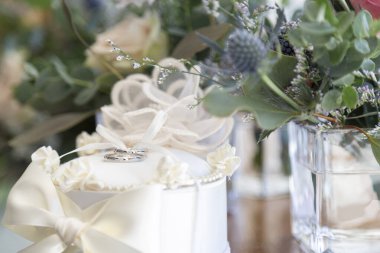 Alyanslar düğün buketinde