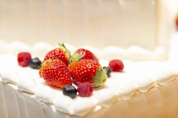 Pastanın üstünde çilek ve yaban mersini