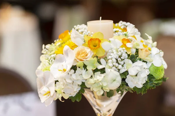 Vazoda bir buket çiçek.