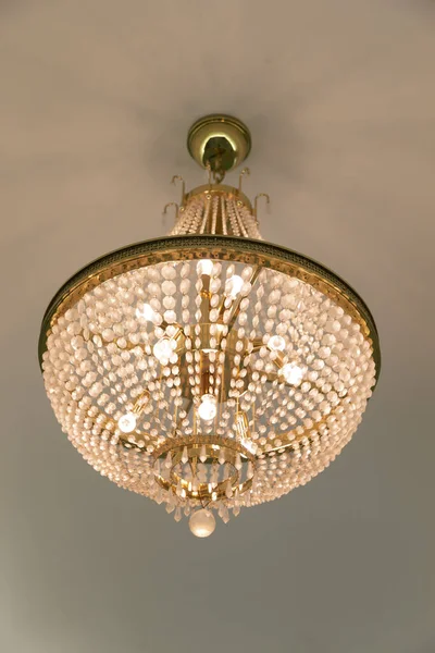 Tavanda basit bir avize.