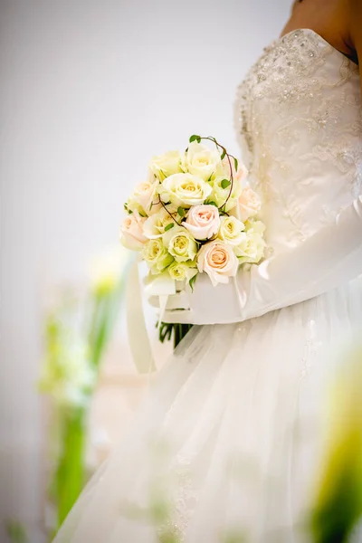 花嫁の手で結婚式の花束 — ストック写真