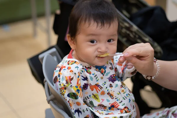 Küçük çocuk dondurma yiyor.