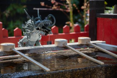 Japon tapınağında Ryujin 'in el suyu.