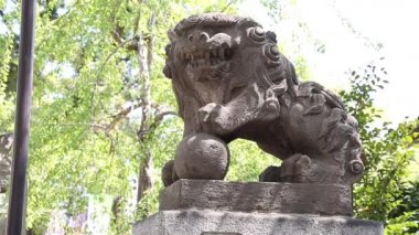 Japon tapınağını koruyan bir koruyucu köpek.