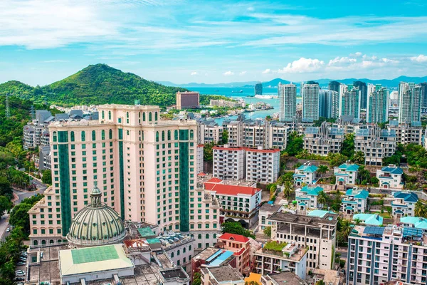Hainan 'ın Sanya şehrine yukarıdan göz kamaştırıcı bir manzara. Sayısız otel ve apartman manzarası. Uzaktaki Phoenix Adası. Hainan, Çin 'de bir cennet adasıdır..