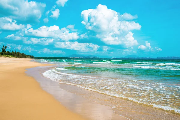 Güzel Deniz Manzarası Sarı Kumsal Gök Mavisi Deniz Güzel Bulutlu Stok Resim