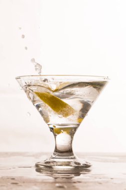 bir bardak su düşen limon dilimi