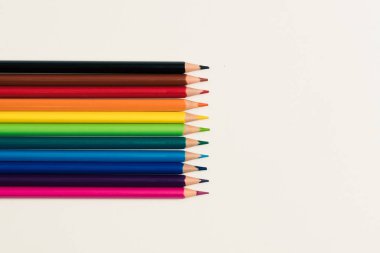 Beyaz arka plan üzerinde renkli kalemler gökkuşağı