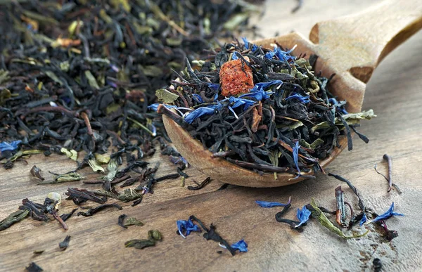 Karışık Çay Kuru Çiçek Yaprakları Meyveli Siyah Çay Tahta Kaşıkta — Stok fotoğraf