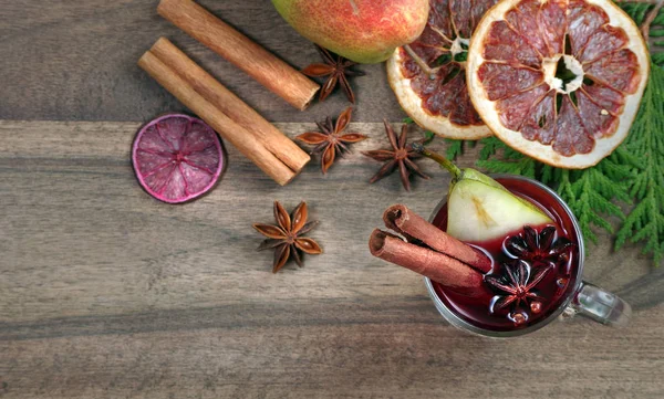 Kerst Achtergrond Glühwein Rijpe Peren Kopje Glühwein Traditionele Specerijen Een — Stockfoto