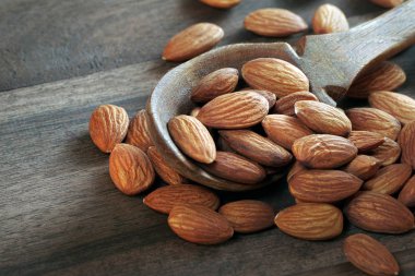 Tahta bir masada, tahta bir kaşıkta badem.