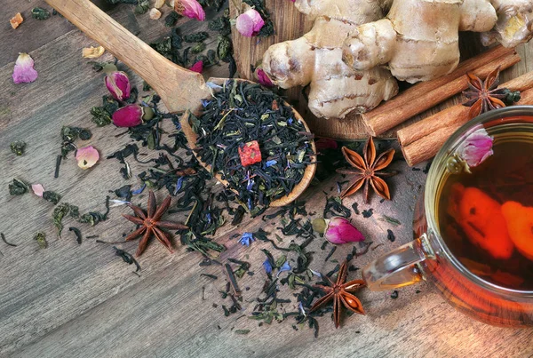 一杯鲜茶和香料 将红茶 茴香和肉桂混合在一张木制桌子上 木勺茶和传统香料 — 图库照片