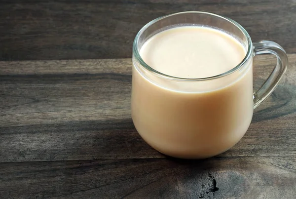 Latte Mandorla Una Tazza Vetro Tavolo Legno Mandorle Latte — Foto Stock