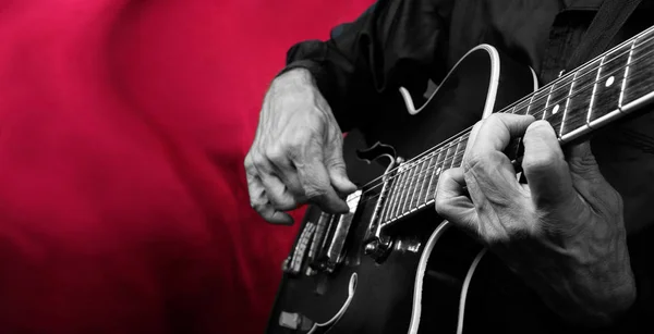 Mãos Guitarrista Guitarra Preto Branco Fundo Vermelho Perto Tocar Guitarra — Fotografia de Stock