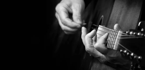 Spelar Akustisk Gitarr Gitarrist Händer Och Gitarr Svart Bakgrund Kopieringsutrymmen — Stockfoto