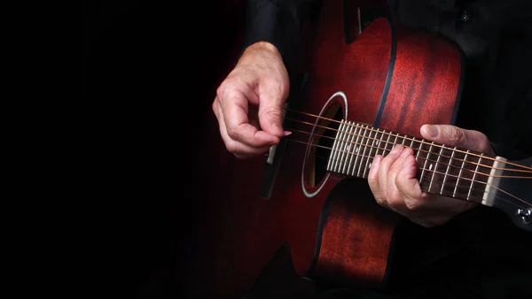 Een Akoestische Gitaar Spelen Gitarist Handen Gitaar Een Zwarte Achtergrond — Stockfoto