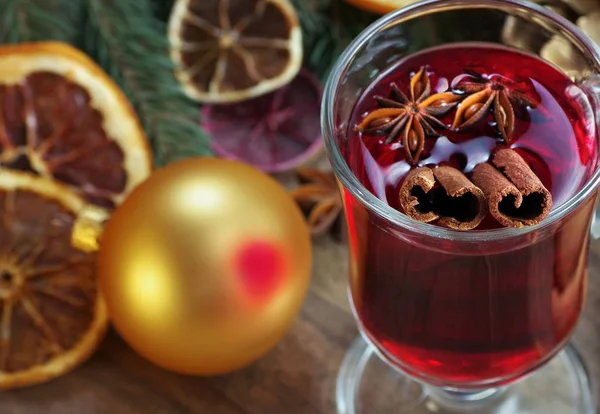 Gouden Kerstbal Glühwein Kruiden Kerst Achtergrond Glühwein Een Glas Glühwein — Stockfoto