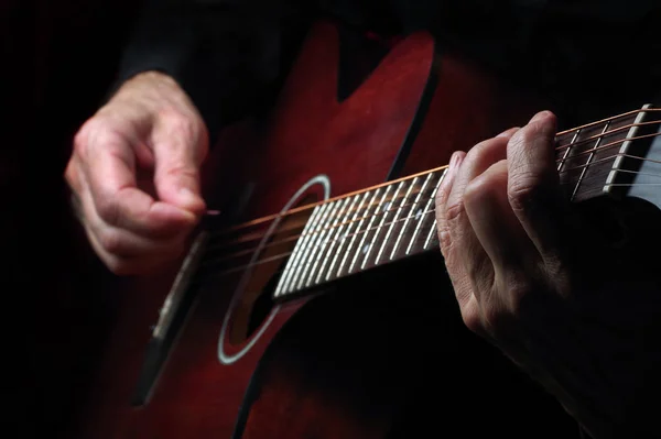 Akusztikus Gitáron Játszik Gitáros Kezek Gitár Közelről — Stock Fotó