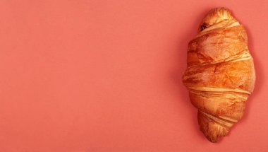 Ay çöreği. Ayçöreği parlak renkli bir arka planda. Renkli karton üzerinde taze kruvasan. Üst Manzara. Boşlukları kopyala