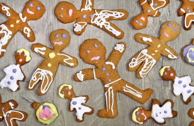 Tahta masada zencefilli kurabiye. Üst Manzara. Noel ve Yeni Yıl tatili geçmişi. Geleneksel Noel tatlıları