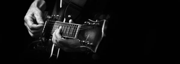 Mãos Guitarrista Guitarra Perto Tocar Guitarra Eléctrica Preto Branco Espaços — Fotografia de Stock