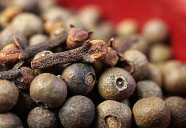 Jamaika biberi ve karanfil dokusu. Tüm spazmlar ve karanfiller yakın çekim. en üstteki görünüm