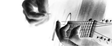 Gitar çalan gitarist. Gitarist elleri. Boşlukları kopyala