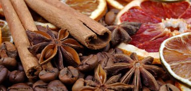 Kahve çekirdekleri, baharatlar ve kurutulmuş sitruslar. Kahve çekirdekleri, anason yıldızları, tarçın ve greyfurt dilimleri.