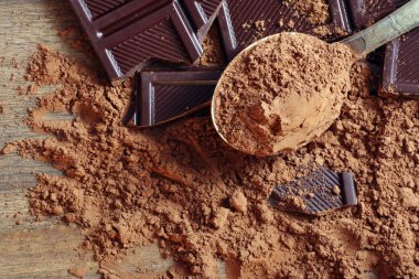 Kakao tozu ve kırık çikolata parçaları. en üstteki görünüm