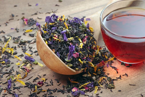 混合茶 有干花瓣和柑橘类水果 干红茶叶在木勺和一杯新鲜茶 关门了 — 图库照片