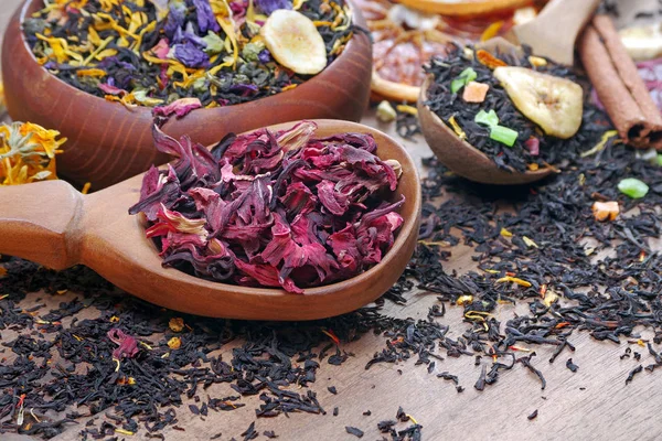 Kuru Çay Çeşitleri Tahta Bir Masada Farklı Çay Çeşitleri Çiçek — Stok fotoğraf
