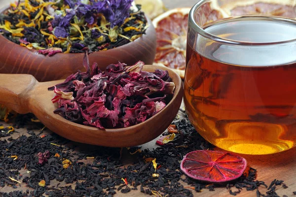 Tasse Frischen Tee Und Verschiedene Sorten Von Teeblättern Auf Einem — Stockfoto