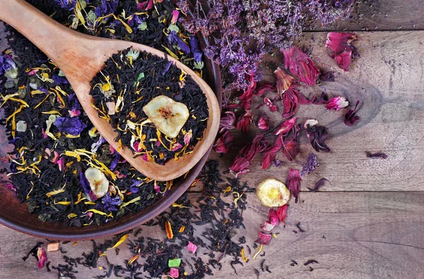 Chá Misturado Com Pétalas Flores Frutas Secas Uma Colher Madeira — Fotografia de Stock