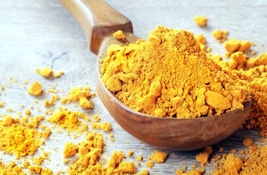 Tahta kaşıkta zerdeçal. Yaklaş. geleneksel baharatlar