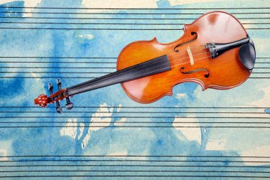 Müzik konsepti. Arka planda müzik notaları olan bir keman. Mavi suluboya boya boya ve keman serpiştirilmiş notalar. Boşluğu kopyala