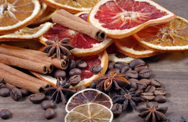 Noel arkaplanı. Kurutulmuş greyfurt, portakal ve limon, yıldızlar anason, tarçın ve kızarmış kahve çekirdekleri. Kızarmış kahve, kurutulmuş meyve ve baharat arkaplanı. en üstteki görünüm