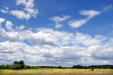 Bulutlu manzara. Bulutları ve tarlası olan mavi gökyüzü
