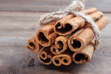 Sıcak şarap için geleneksel baharatlar. Tarçın çubukları ahşap bir masada.