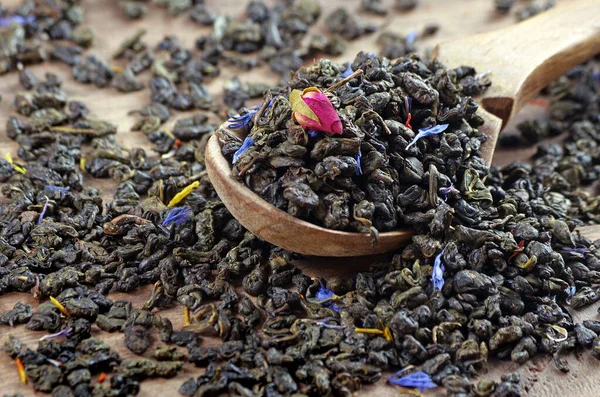 Karışık Çay Kuru Çiçek Yapraklı Siyah Çay Tahta Kaşıkta Kuru — Stok fotoğraf