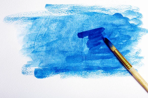 水彩紙と青水彩絵具 ぬれた水彩紙 抽象的な青の背景 青い水彩絵の具 — ストック写真