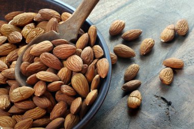 Lanet olsun. Tahta bir masada kaşıkta badem. Kapat.