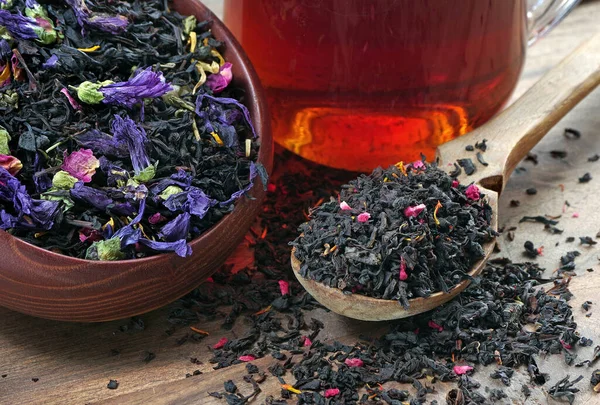 Karışık Çay Kuru Çiçek Yapraklı Siyah Çay Tahta Kaşıkta Siyah — Stok fotoğraf
